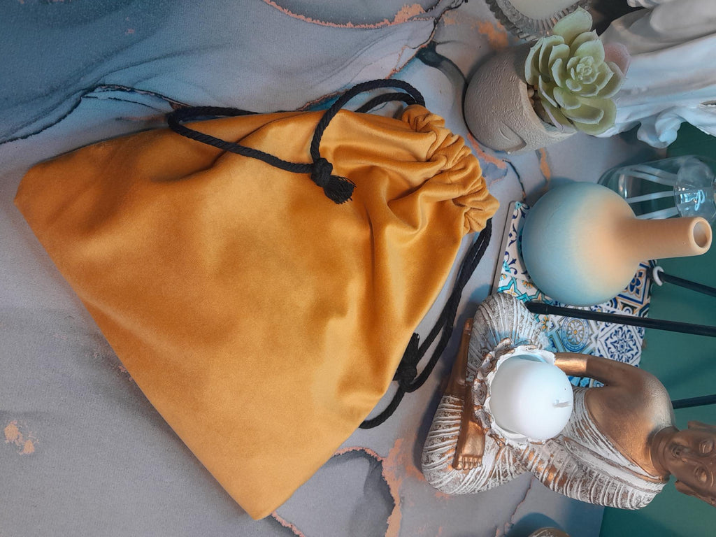 Runes Divinatoires en Marbre — Pochette Velours Jaune Moutarde