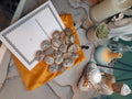Runes Divinatoires en Marbre — Pochette Velours Jaune Moutarde