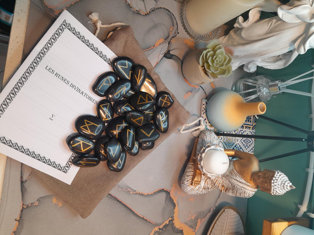 Runes Divinatoires Galets Noirs — Pochette Couleur Naturelle