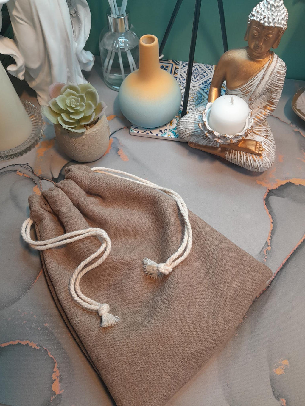 Runes Divinatoires Galets Noirs — Pochette Couleur Naturelle