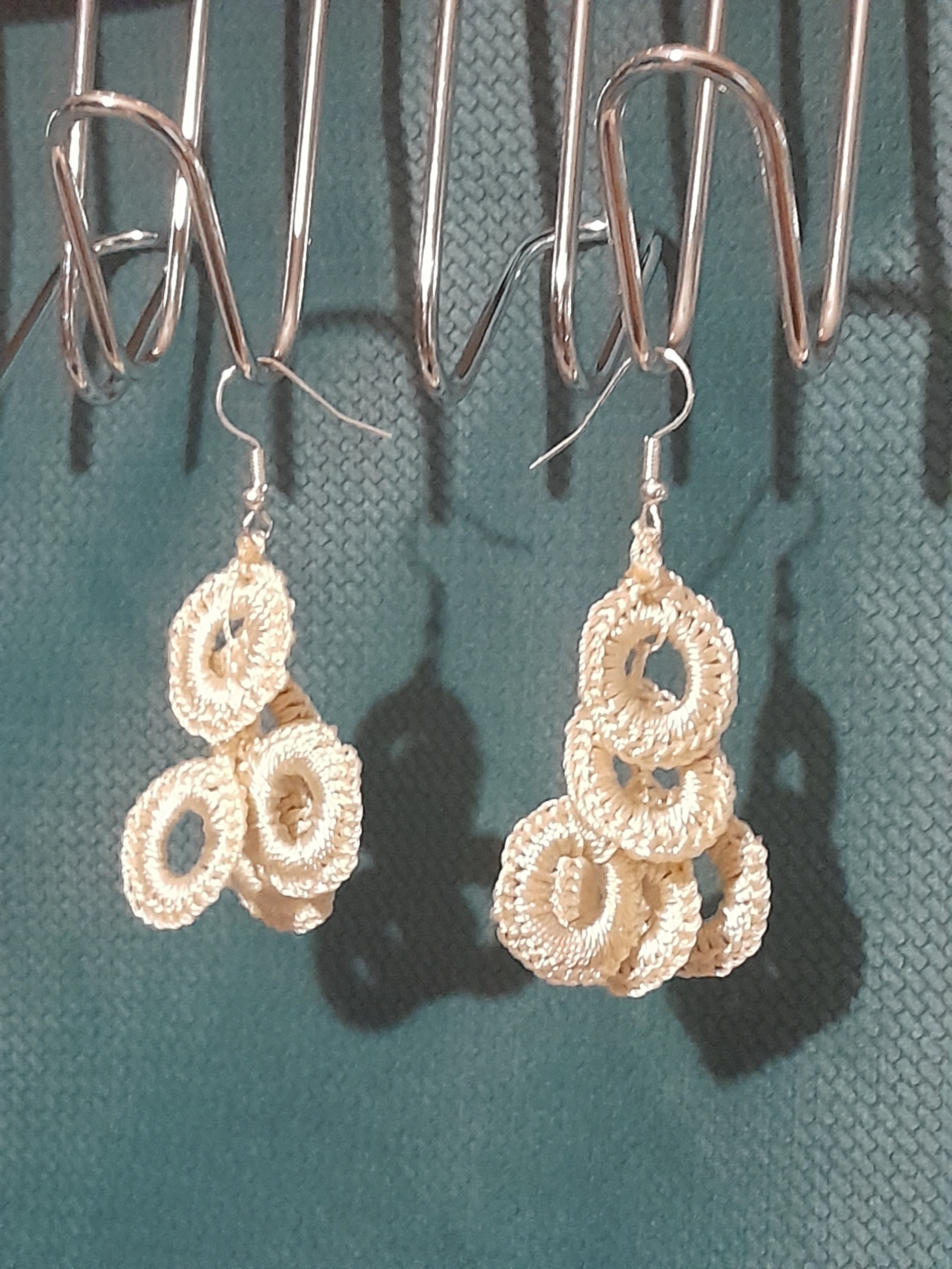 Boucles d'Oreilles Crochet — Anneaux Entrelacés Beige
