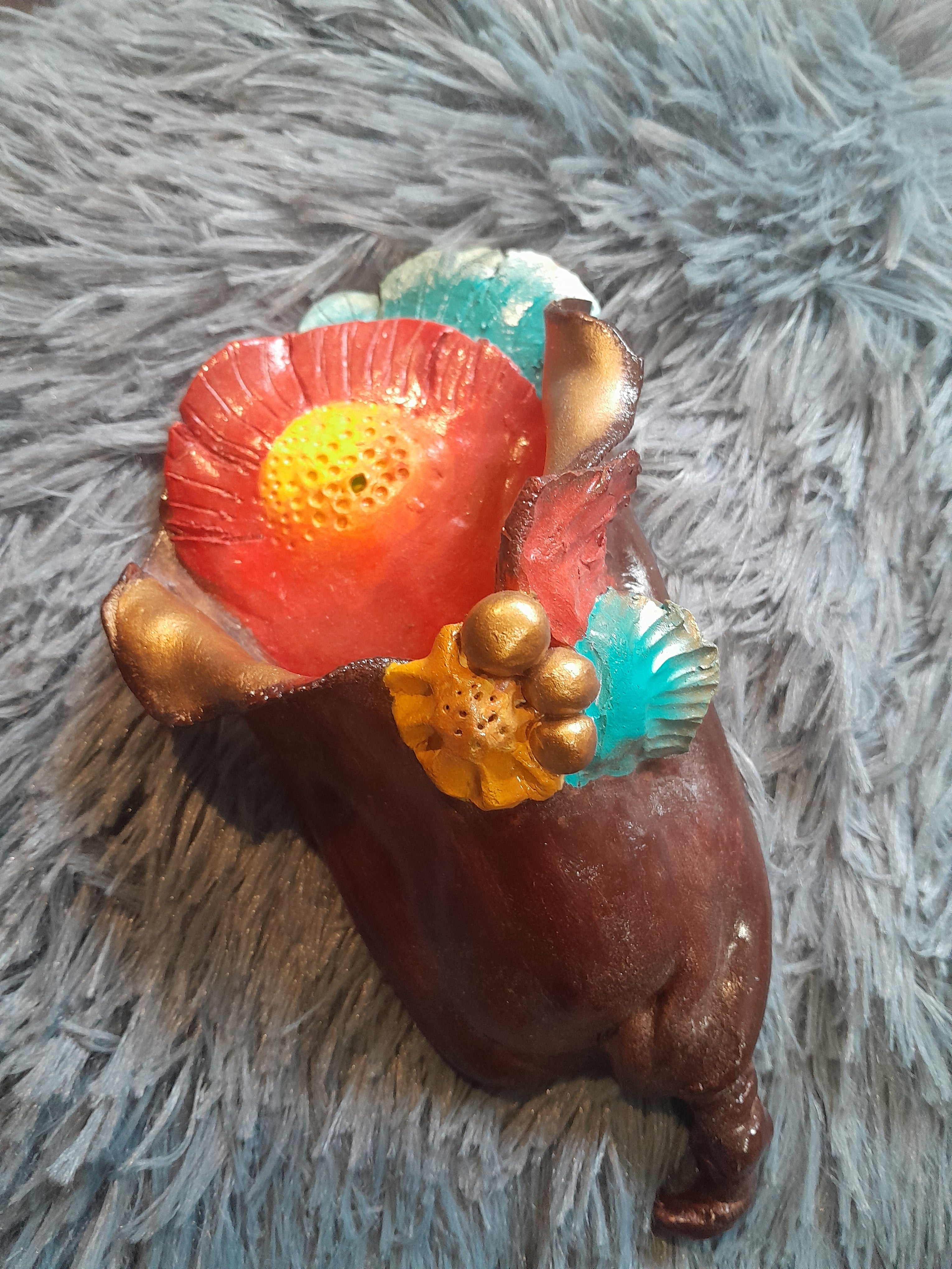 Cornet torsadé marron et grandes fleurs