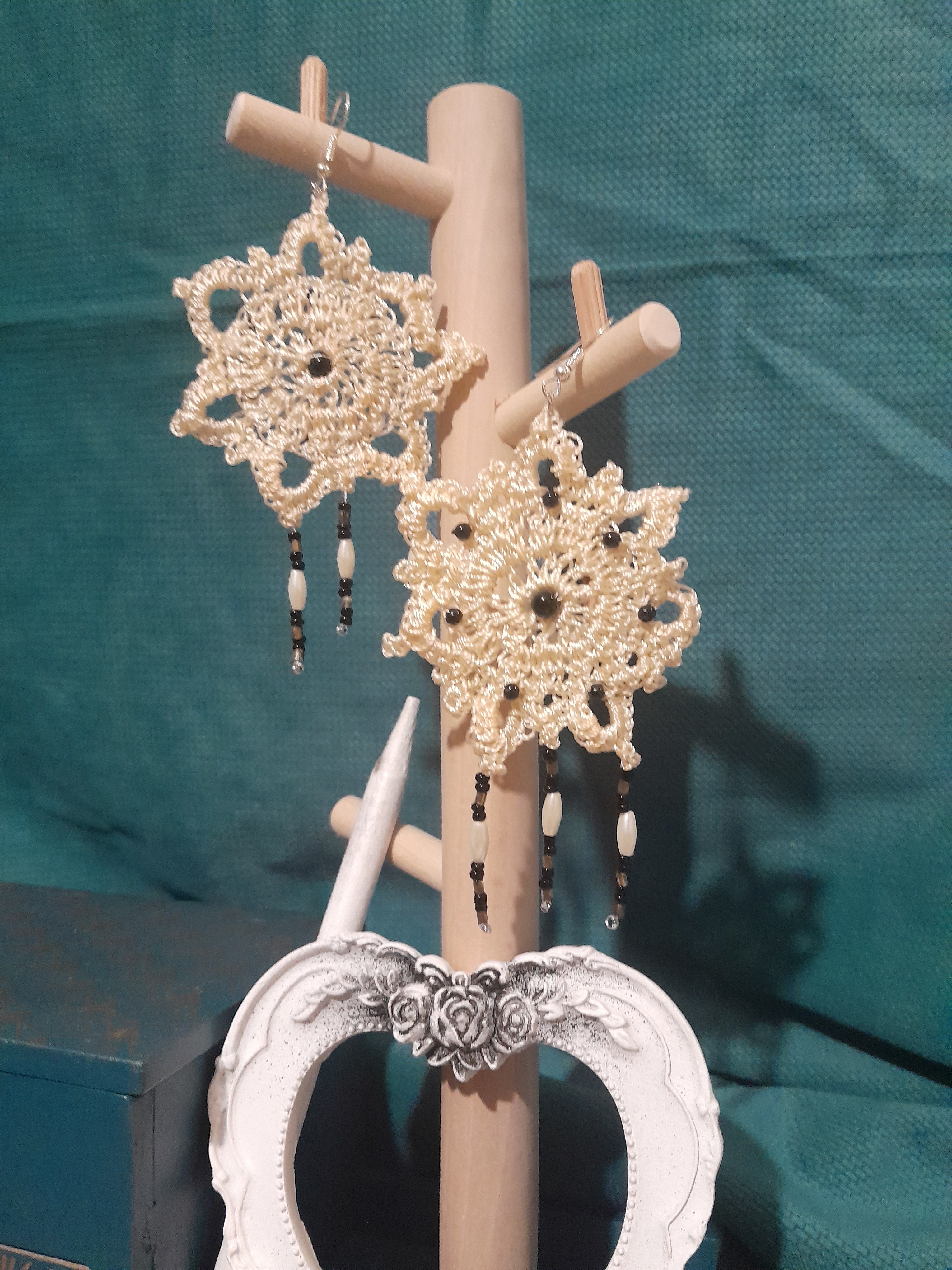 Boucles d'Oreilles Étoilées Crochet — Coton Écru et Perles