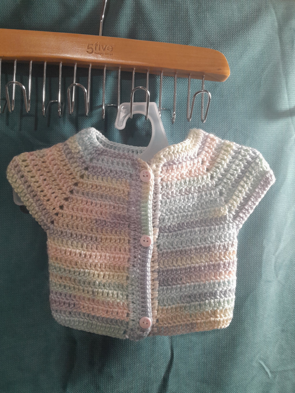 Gilet Bébé Crochet Douceur — Vert Tendre arc-en-ciel Mois