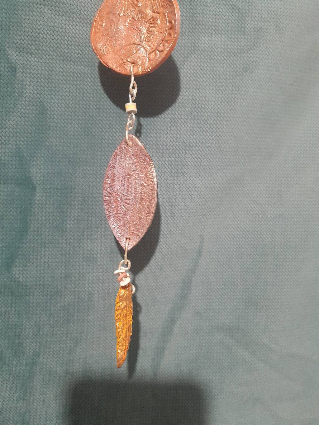 Suspension Déco Modelage — Perles Rosaces Plume Jaune