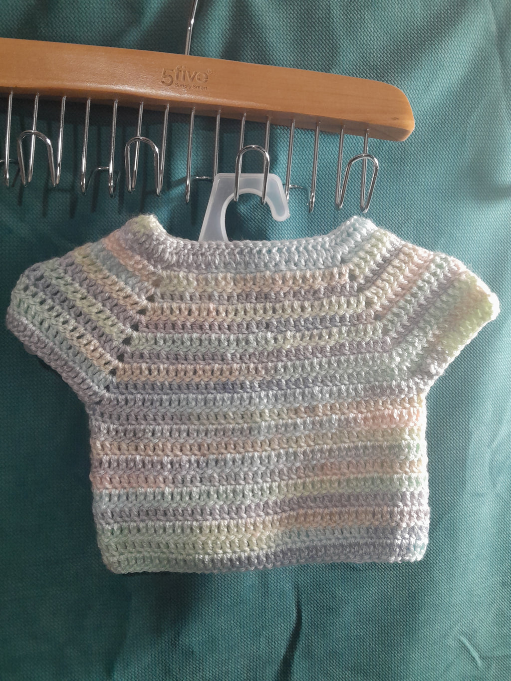 Gilet Bébé Crochet Douceur — Vert Tendre arc-en-ciel Mois