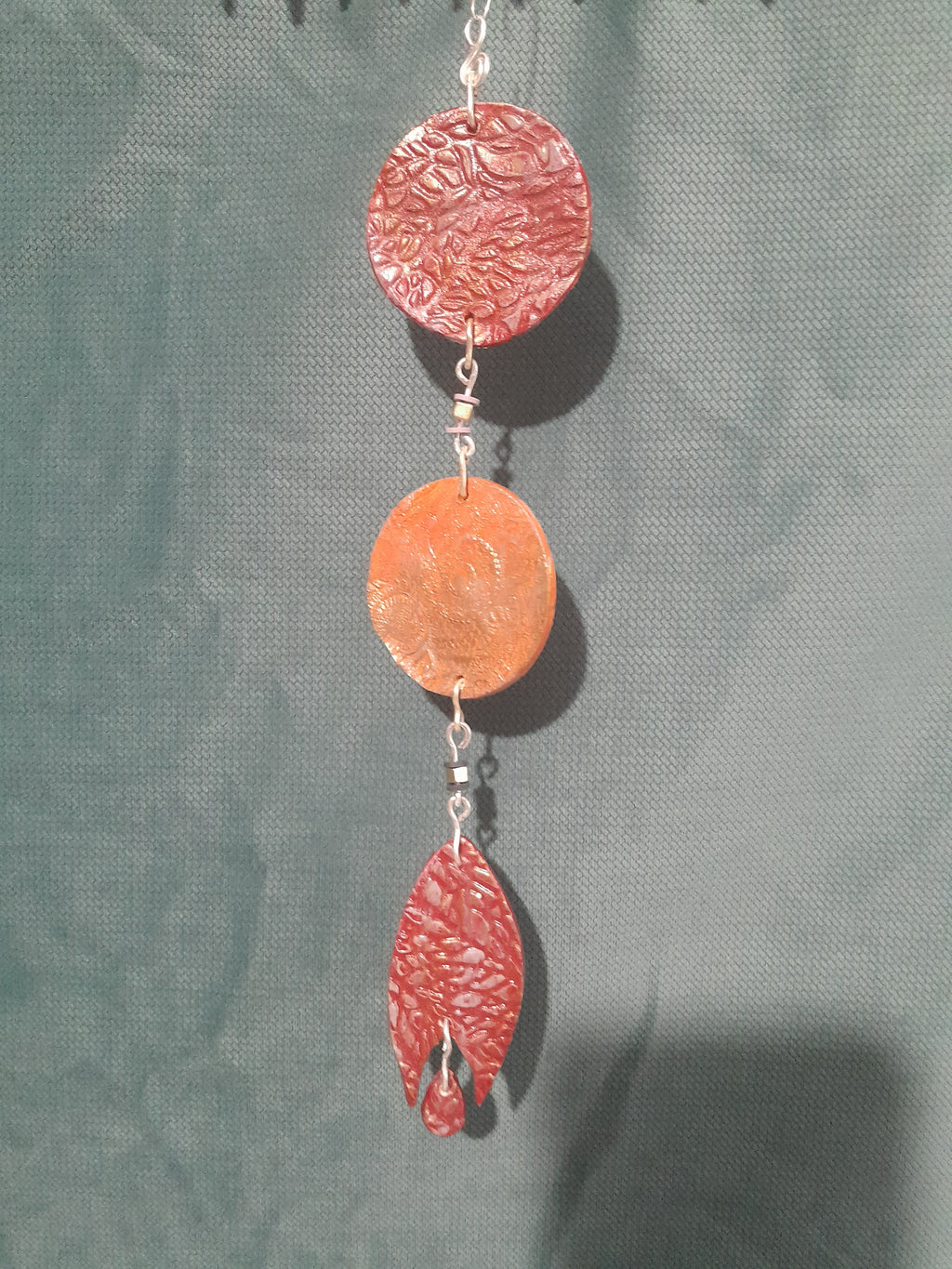 Suspension Déco Modelage — Rouge Orange Perles Carrées