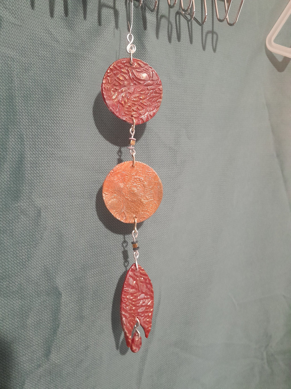 Suspension Déco Modelage — Rouge Orange Perles Carrées