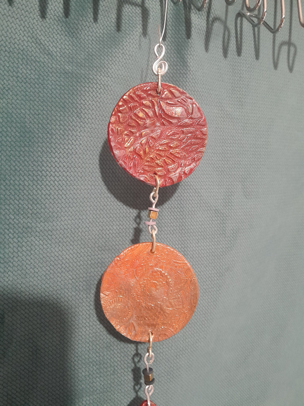 Suspension Déco Modelage — Rouge Orange Perles Carrées