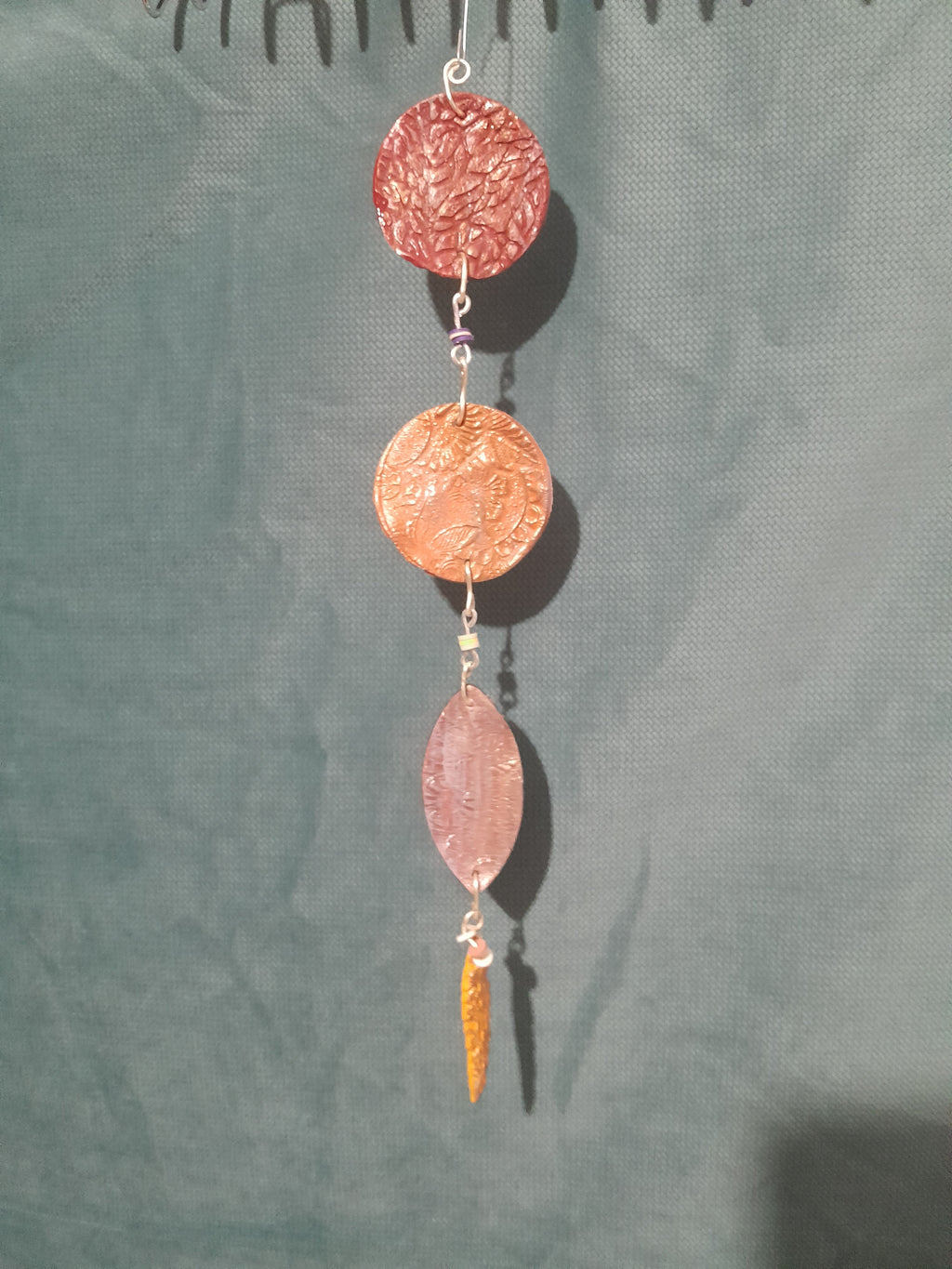 Suspension Déco Modelage — Perles Rosaces Plume Jaune